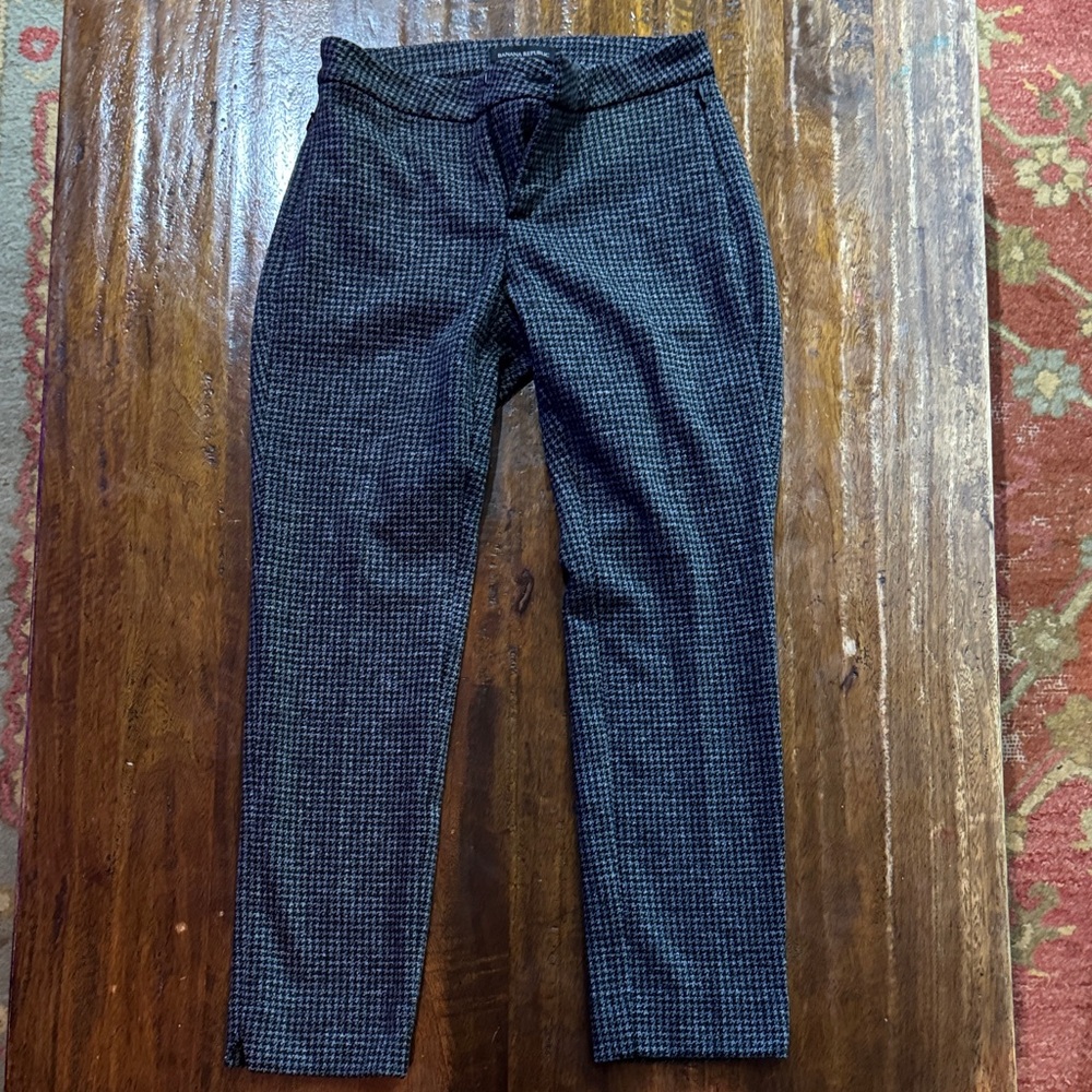 Banana Republic Houndstooth Black and Gray Pants. Ankle Length